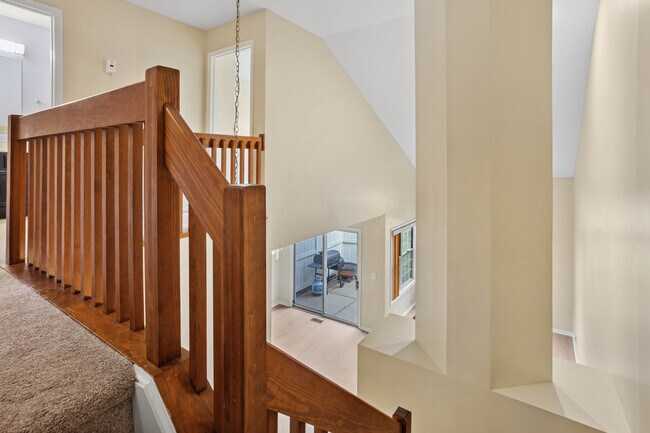 Building Photo - 1252 S Parkside Dr