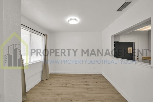 Building Photo - Desirable Pocket-Greenhaven Half-Plex for ...