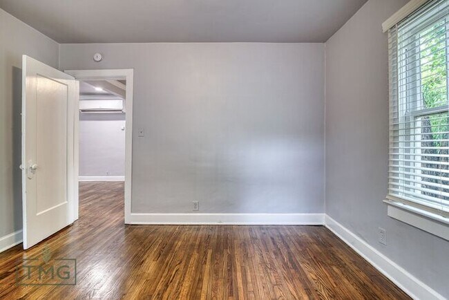 Building Photo - MOVE IN SPECIAL!!
