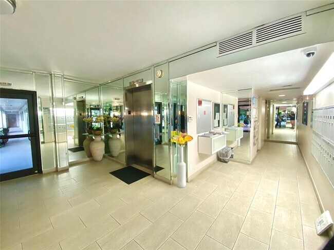 Building Photo - 3000 N Palm Aire Dr