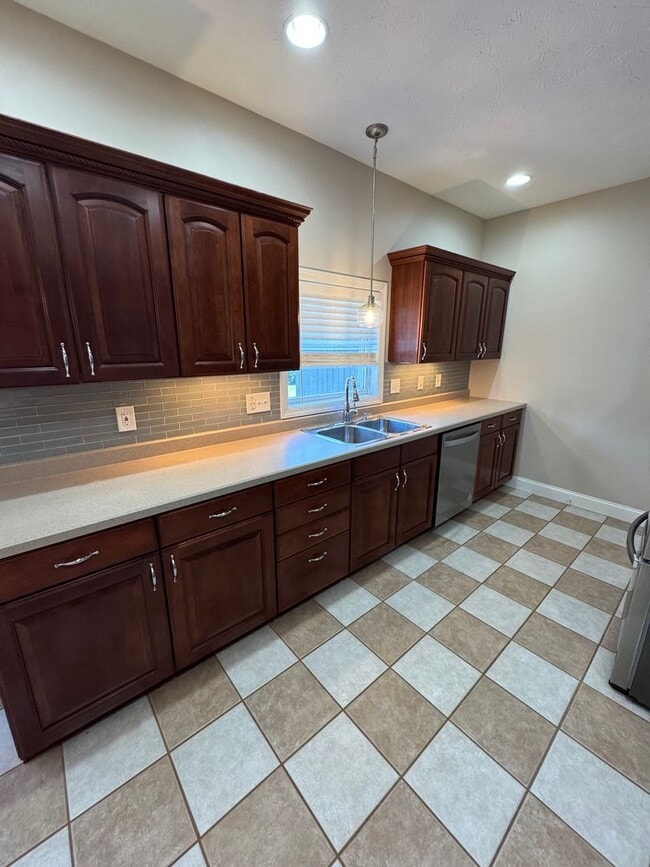 Building Photo - 2 Bed 2 full and 2 1/2 Bath- Imperial PA