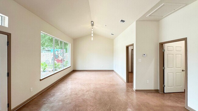 Building Photo - Gorgeous 1/1 Home Available for Immediate Move In!