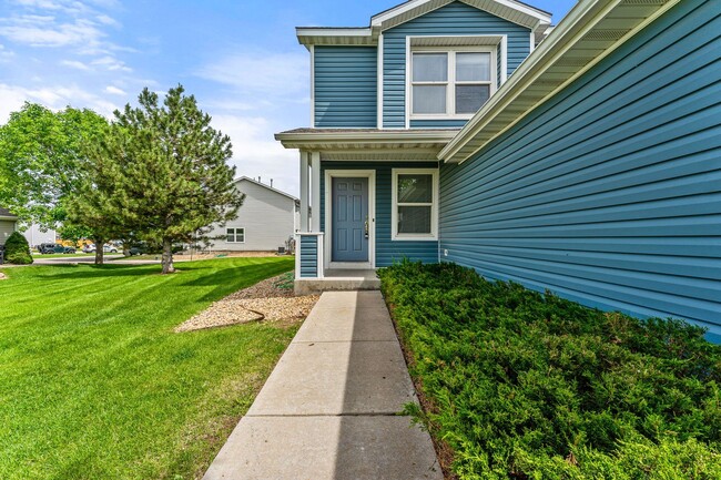 Building Photo - End-unit townhome in Cherry Creek School D...