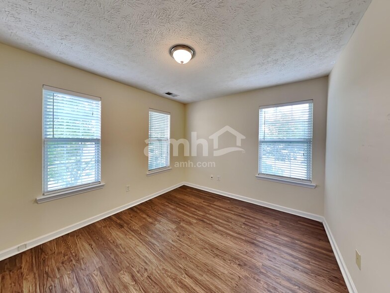 Building Photo - 891 Edgewood Ln