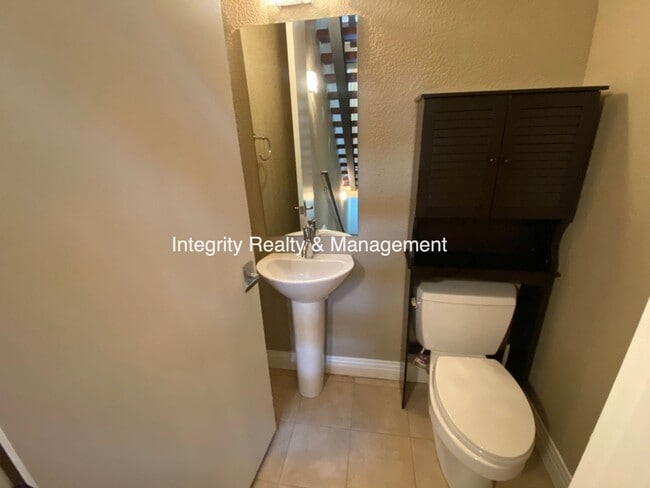 Building Photo - 2620 W Front View Cres Dr