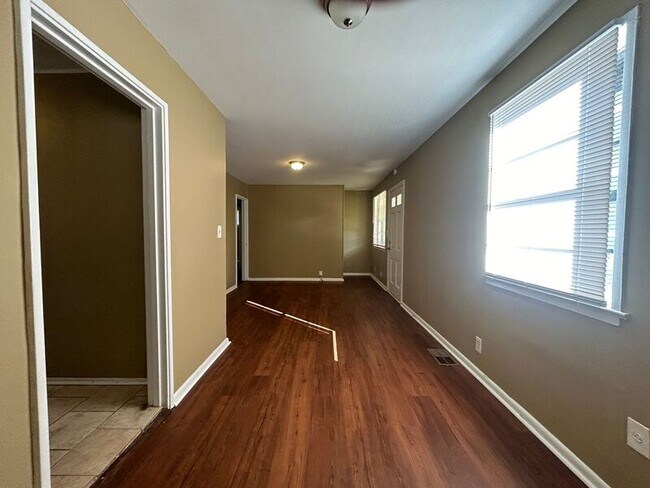 Building Photo - 1136 Broad St