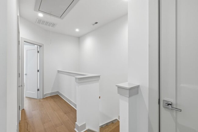 Building Photo - Luxurious 3BD, 3.5BA Chapel Hill Townhome with Modern Features Near Shopping, Dining, and Enterta...