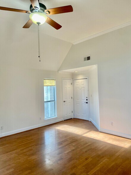 Building Photo - 2512 Cranbrook Ln