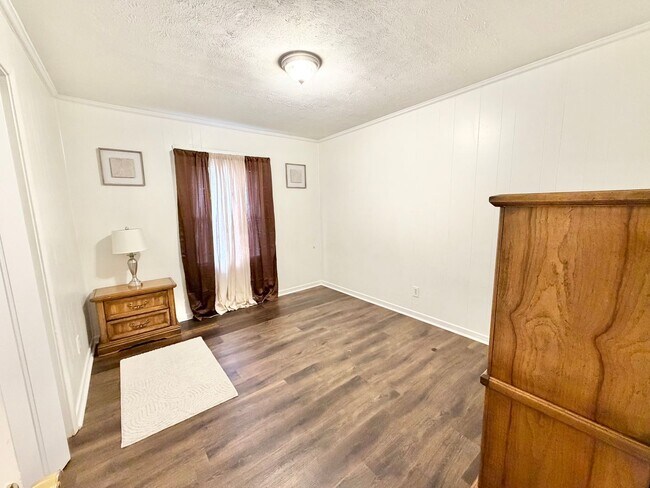 Building Photo - Home near downtown Savannah, Ga!! large fenced in backyard!!