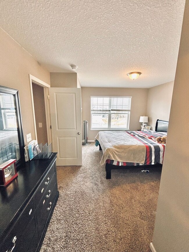 Building Photo - Solar Home!  Beautiful 4bed/3bath Single Family Home in Shakopee