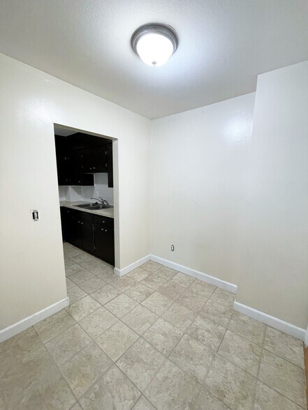 Building Photo - 580 Bridge St