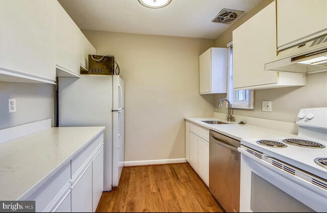 Building Photo - 1624 W Abingdon Dr