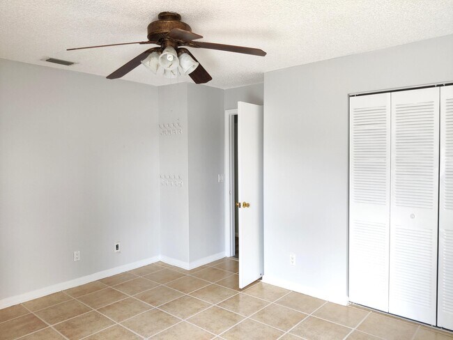 Building Photo - 1506 Lakeview Dr E