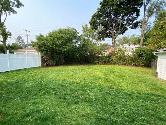 Building Photo - 1510 Woodland Dr