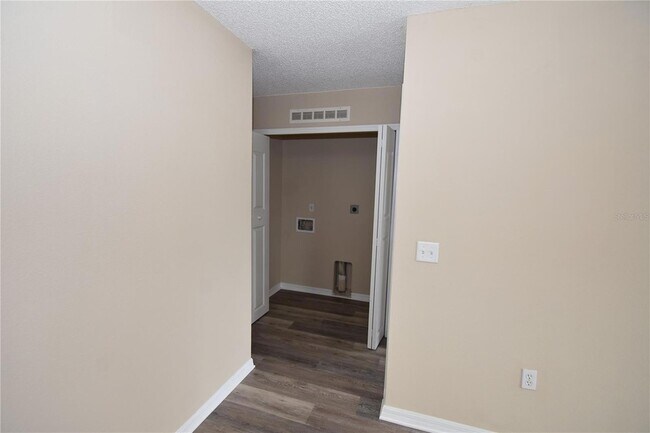 Building Photo - 27 Riverdale Ln