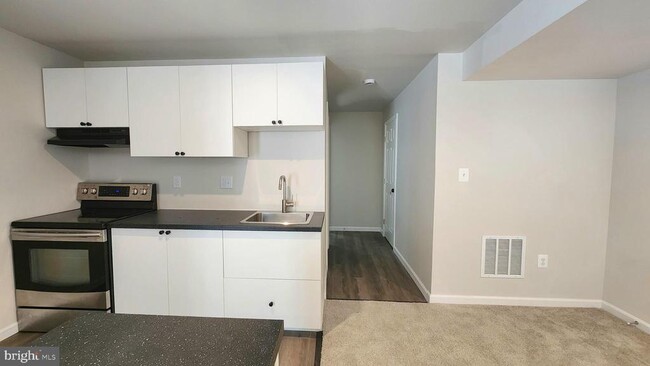 Building Photo - 8703 Davis Ct