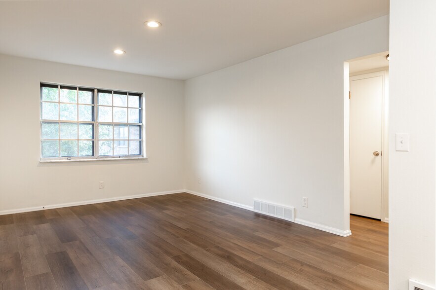 Building Photo - 7951 Royal Arms Ct