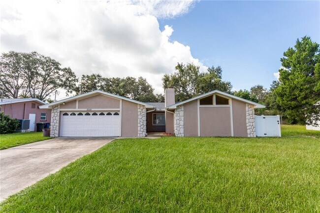Building Photo - 2021 Valley Dr