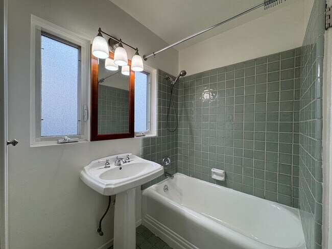 Building Photo - Stunning 2 Bedroom and 2 Bathroom Back House Available Now!