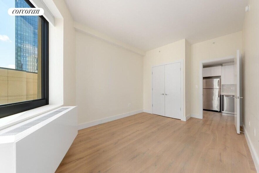 Building Photo - 25-21 43rd Ave