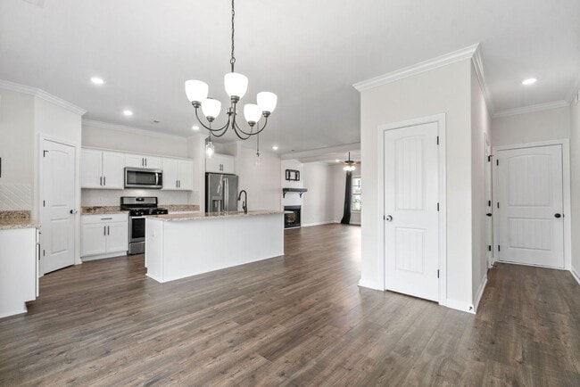 Building Photo - Dog Friendly Four Bedroom Near I24!