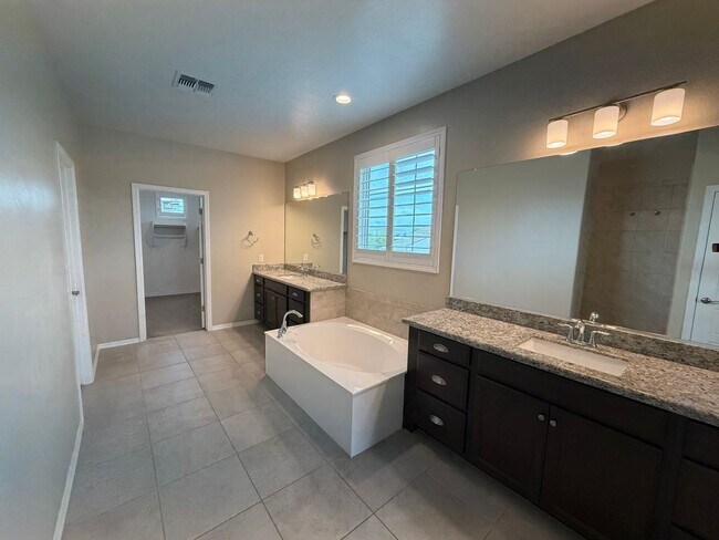 Building Photo - 1322 E Gemini Pl