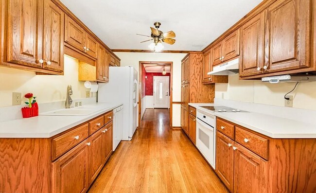 Building Photo - Charming ranch home 3 bedrooms and 2 bathrooms in Burlington w/ 5 garage spaces.