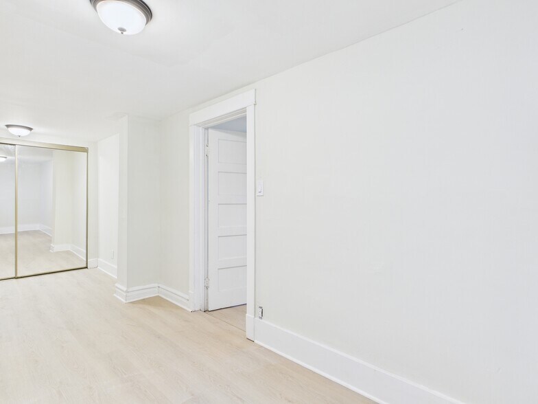 Building Photo - 1541 W Barry Ave