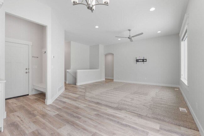 Building Photo - 3 Bed 2 Full Bath home