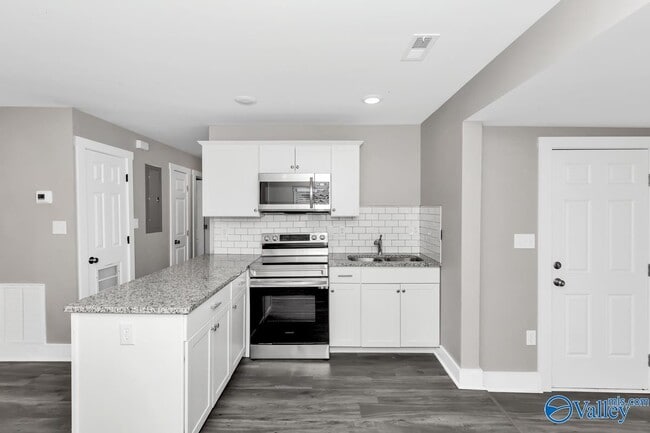 Building Photo - 908 Fairway Dr NW