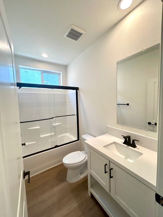 Building Photo - 721 Wellesley Ct