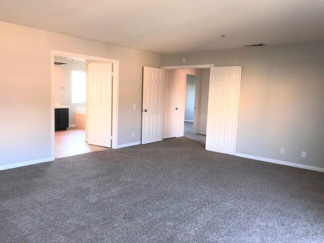 Building Photo - Vista home with a 2 car garage and additional parking