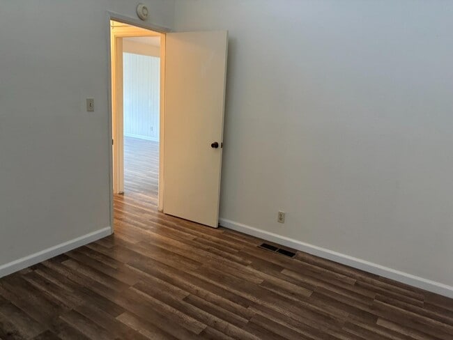 Building Photo - 2419 Greendale Dr