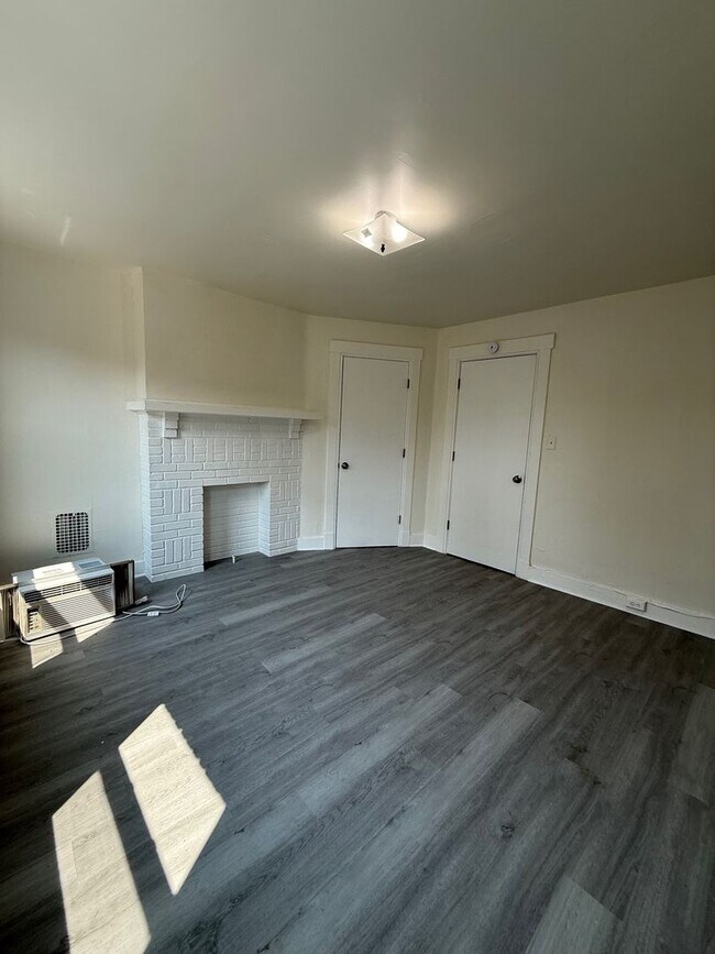 Building Photo - Charming 2-Bedroom Townhome in Lincoln-Lar...