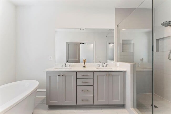 Building Photo - 871 3rd St