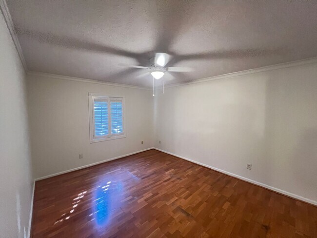 Building Photo - 2.5 Blocks to the Beach! Unfurnished 2 Bedroom, 2 Bath Condo on 1st Floor!