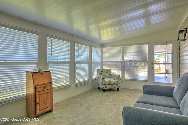 Building Photo - 561 Dolphin Cir