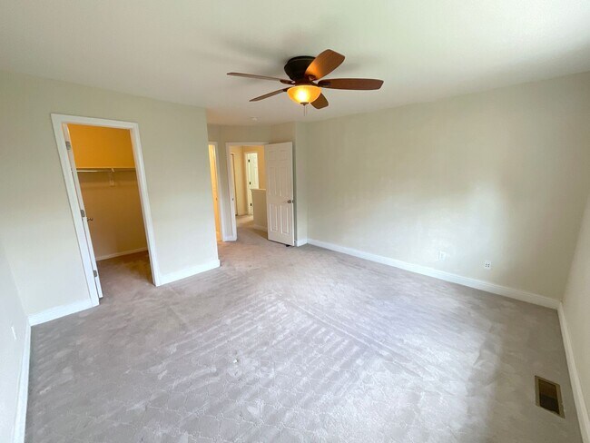 Building Photo - 3 Bedroom Home Available Near Stetson Hill...