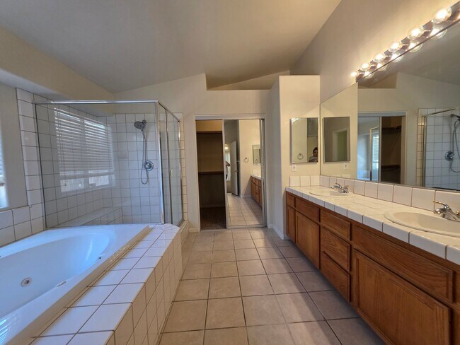 Building Photo - 10104 Brookline Woods Dr