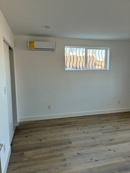 Building Photo - 449 W 74th St