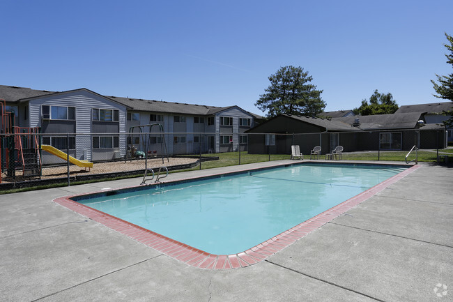 Pool - Lake Crest Apartments