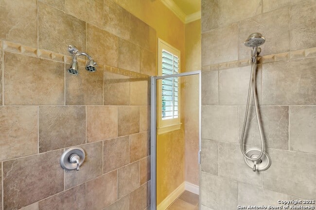 Building Photo - 4 Bedroom/4 Bath Champion Ridge Subdivision