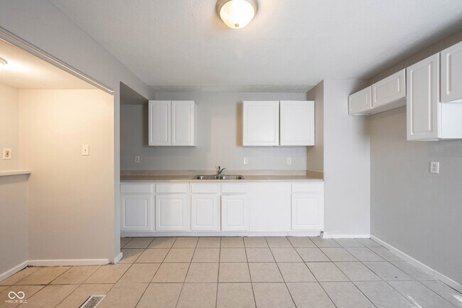 Building Photo - 4840 Leone Dr