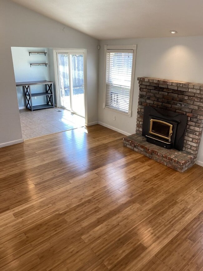 Building Photo - Beautiful 3 Bedroom 2 Bath w/ Large Fenced in Backyard