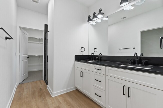 Building Photo - 10928 Norwich Ave