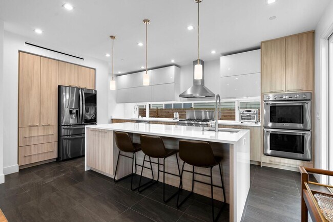 Building Photo - 5 Bed 4.5 Bath - Bethesda Contemporary Home