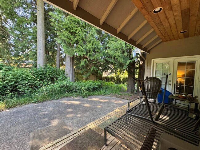 Building Photo - 3 Bedroom, 3 Bathroom House - Walking distance to the beach