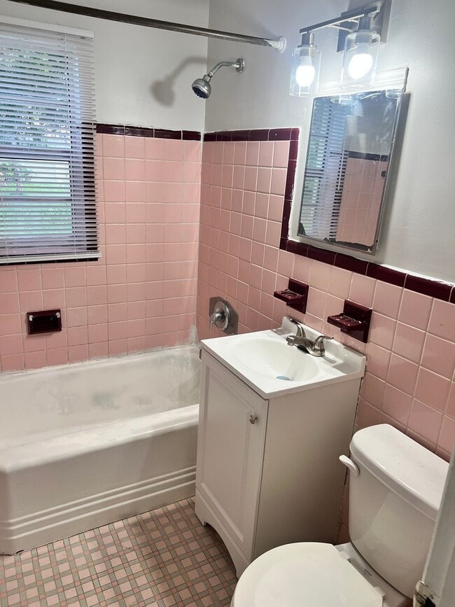 Building Photo - 2 BEDROOM 1 BATH SINGLE FAMILY HOME WITH A SEPARATE DEN (POSSIBLE 3RD BEDROOM)