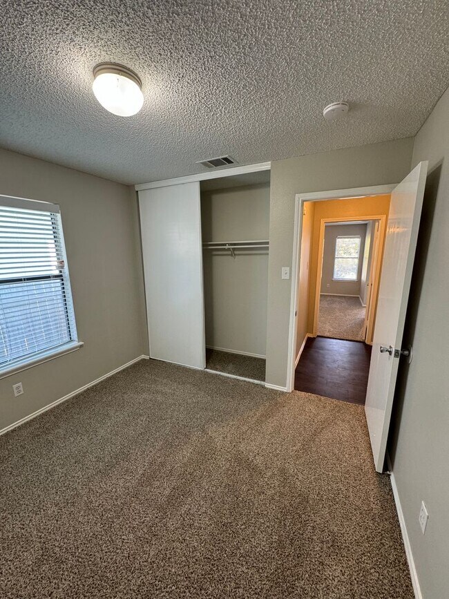 Building Photo - NICE 3 BEDROOM HOME WALKING DISTANCE TO THE NORTHERN HILLS GOLF COURSE!  FIREPLACE IN LIVING*STOV...