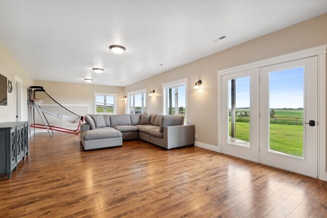 Building Photo - 5-bedroom, 3-bathroom furnished home in Ka...